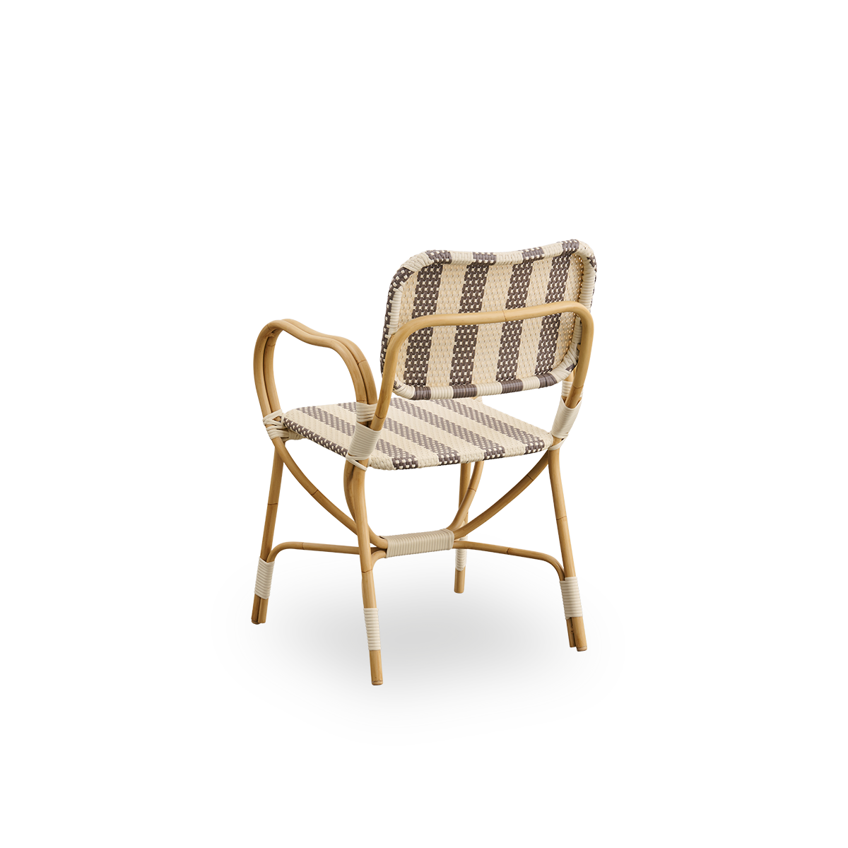 Sidevinkel bagfra af Bistro Exterior stol designet af Franco Albini og Franca Helg. Aluminiumsramme i rattan-look med fuldt flettet sæde og ryglæn i et bredstribet mønster i brun og ivory ArtFibre.