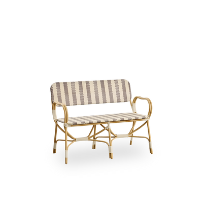 Side view af Bistro udendørsbænk, designet af Franco Albini og Franca Helg. Aluminiumsramme i rattan-look med fuldt fletet sæde og ryg i bredstribet mønster i brunt og elfenbensfarvet ArtFibre.