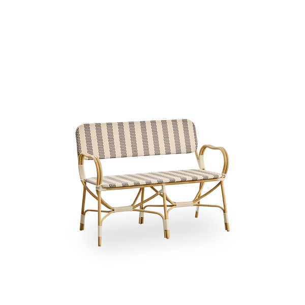 Side view af Bistro udendørsbænk, designet af Franco Albini og Franca Helg. Aluminiumsramme i rattan-look med fuldt fletet sæde og ryg i bredstribet mønster i brunt og elfenbensfarvet ArtFibre.