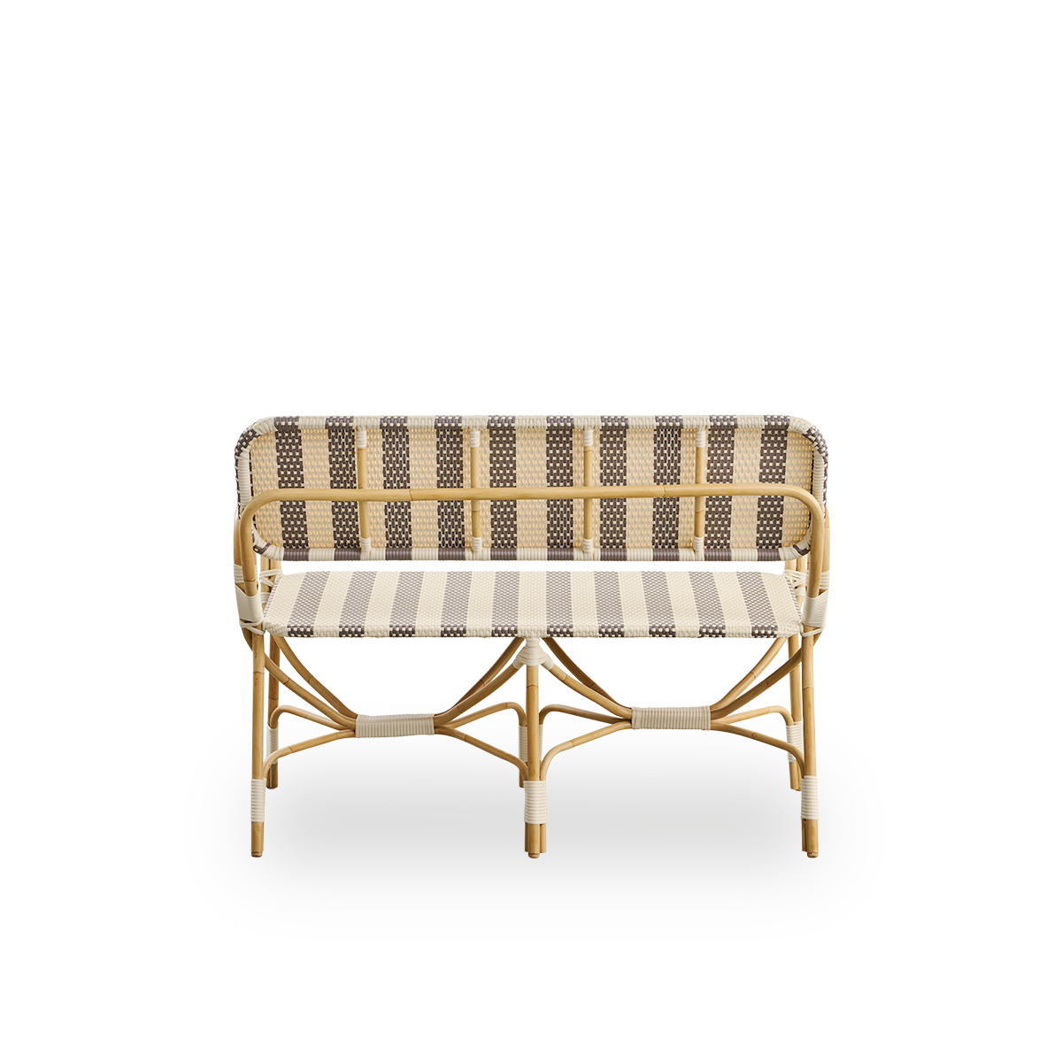 Bagfra vinkel af Bistro udendørsbænk designet af Franco Albini og Franca Helg. Aluminiumsramme i rattanlook med fuldt flettet sæde og ryglæn i et bredstribet mønster af brun og elfenbensfarvet ArtFibre.