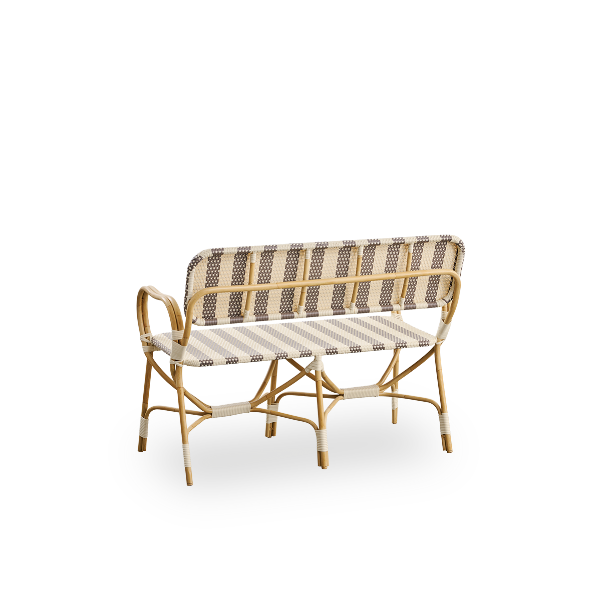 Sidevinkel bagfra af Bistro Exterior bænk designet af Franco Albini og Franca Helg. Aluminiumsramme i rattan-look med fuldt flettet sæde og ryglæn i et bredstribet mønster i brun og ivory ArtFibre.