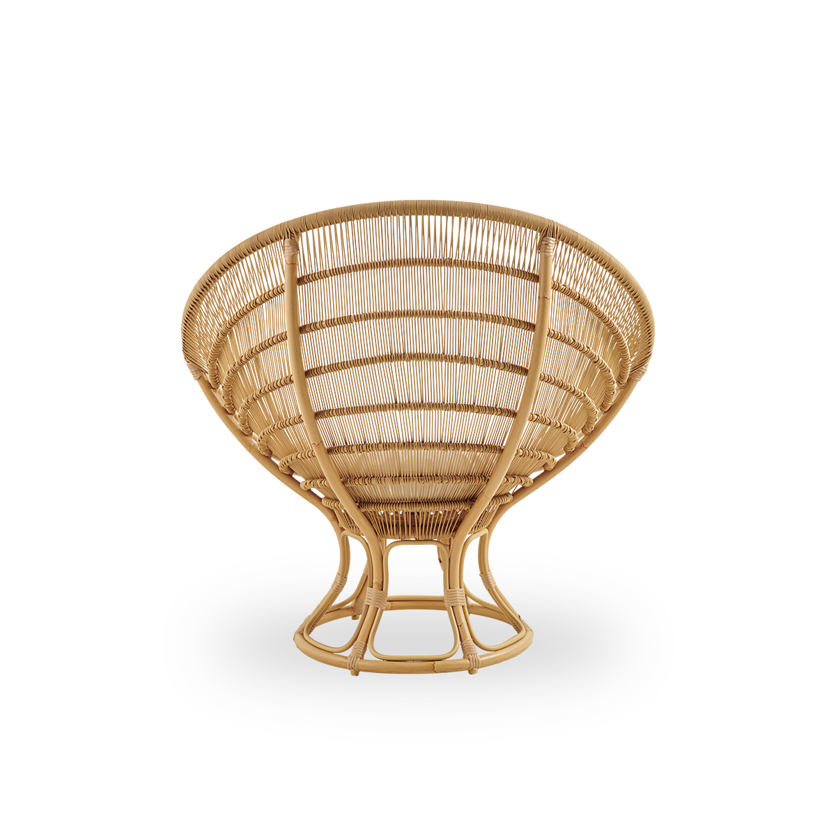 Bagfra vinkel af Luna udendørs loungestol designet af Franco Albini og Franca Helg. Rund udendørs loungestol med aluminiumsramme i håndmalet rattanlook og ArtFibre-flet.