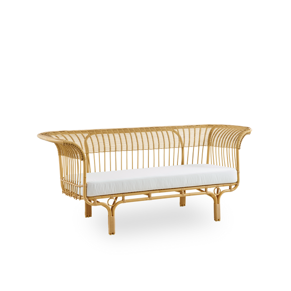 Side view af Belladonna udendørssofa i rattan-look, designet af Franco Albini og Franca Helg. Sofaen har et elegant udtryk med slanke ben og et majestætisk sæde med mange detaljerede ArtFibre-viklinger på en aluminiumsramme.