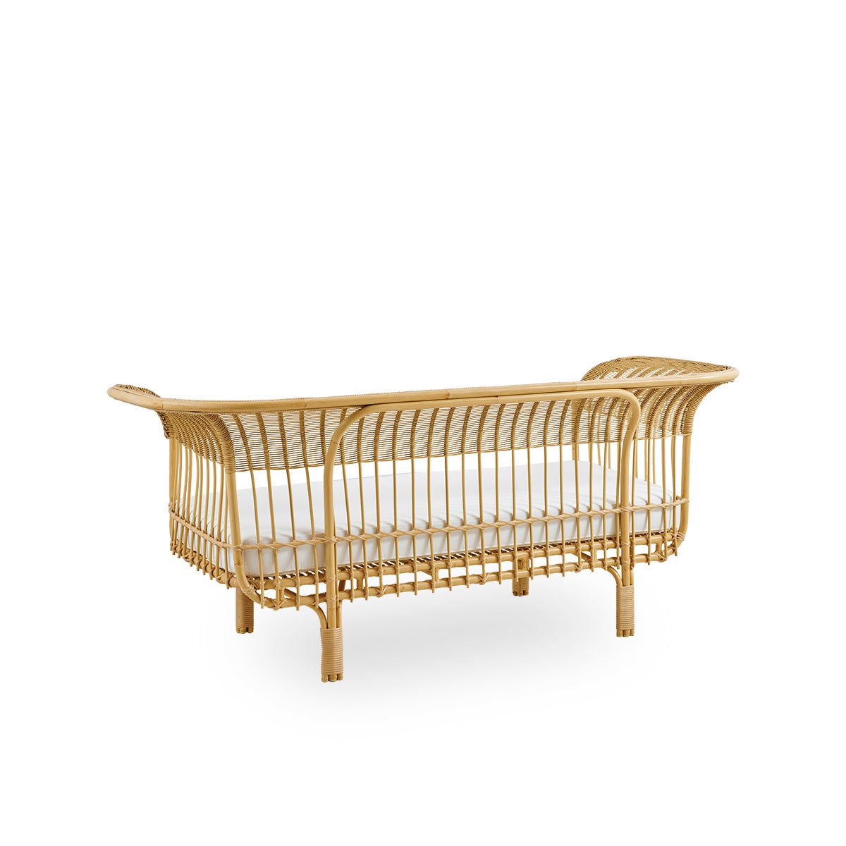 Bagfra vinkel af Belladonna udendørssofa i rattanlook, designet af Franco Albini og Franca Helg. Sofaen har et elegant udtryk med slanke ben og et majestætisk sæde med mange detaljerede ArtFibre-viklinger på en aluminiumsramme.