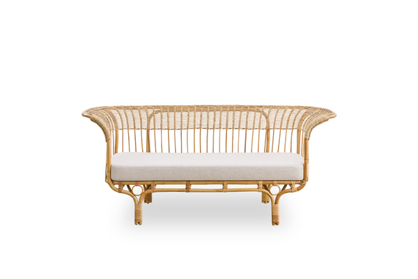 Ren front vinkel af Belladonna udendørs sofa i rattan-look, designet af Franco Albini og Franca Helg. Sofaen har et elegant udtryk med slanke ben og et majestætisk sæde med mange detaljerede ArtFibre-viklinger på en aluminiumsramme.