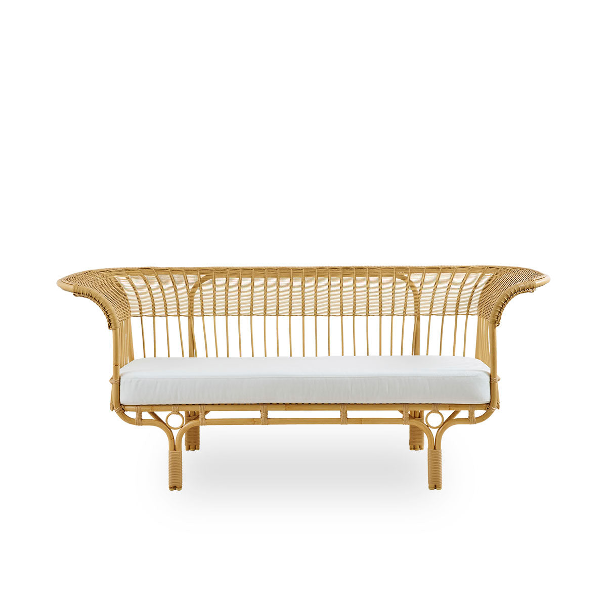 Ren front vinkel af Belladonna udendørs sofa i rattan-look, designet af Franco Albini og Franca Helg. Sofaen har et elegant udtryk med slanke ben og et majestætisk sæde med mange detaljerede ArtFibre-viklinger på en aluminiumsramme.