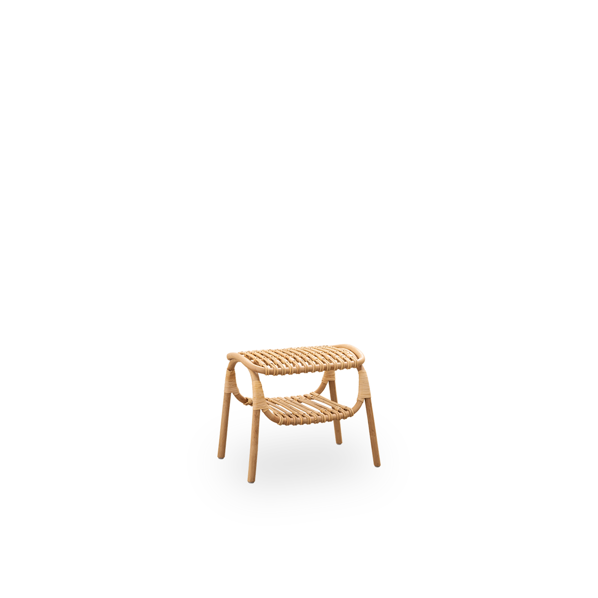 Side view af Machiya skammel designet af Jin Kuramoto, inspireret af traditionelle japanske Machiya byhuse. Håndlavet i højkvalitets indonesisk rattan. Bredde 53 cm.