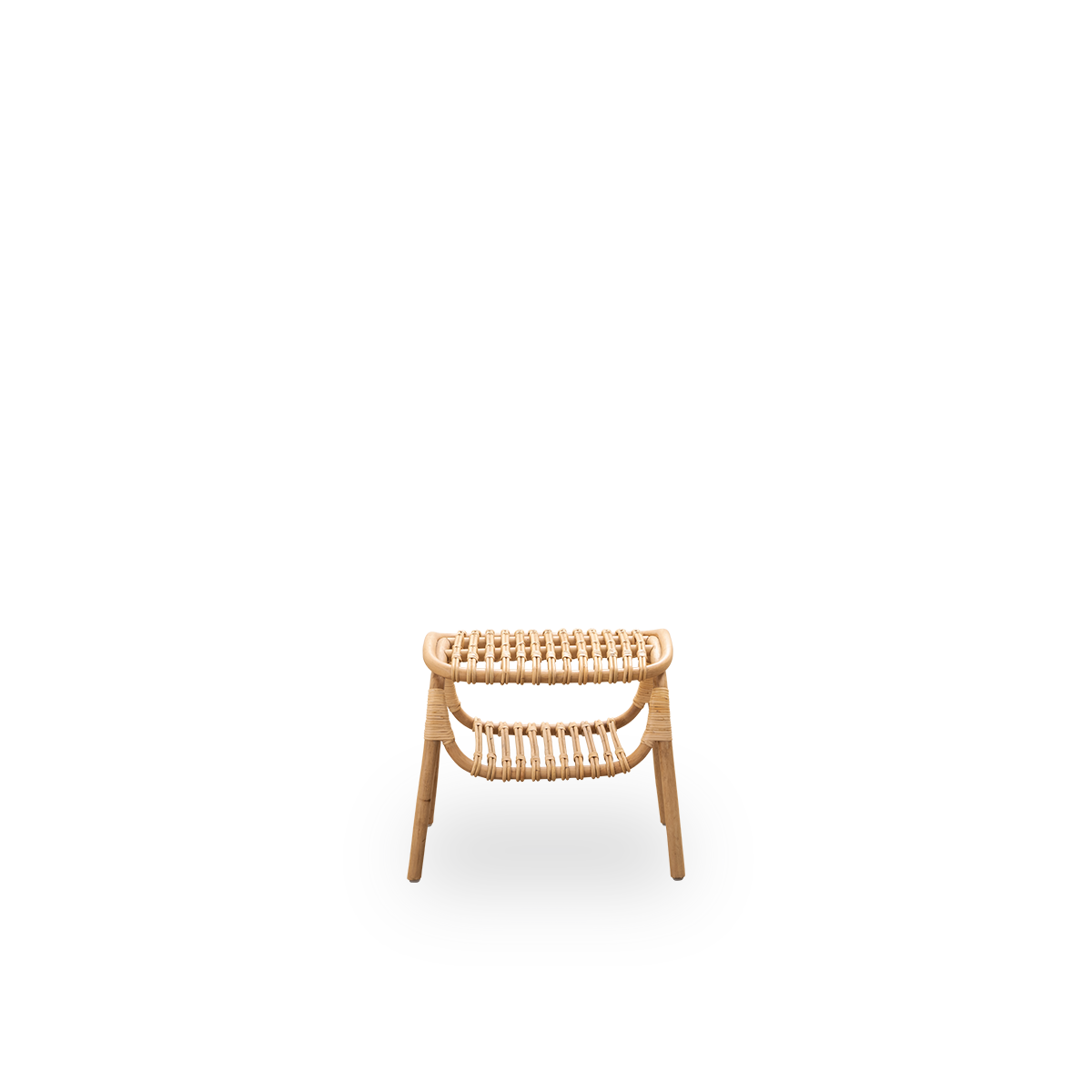 Ren front vinkel af Machiya skammel designet af Jin Kuramoto, inspireret af traditionelle japanske Machiya-byhuse.
Håndlavet af indonesisk rattan i høj kvalitet. Bredde 53 cm.