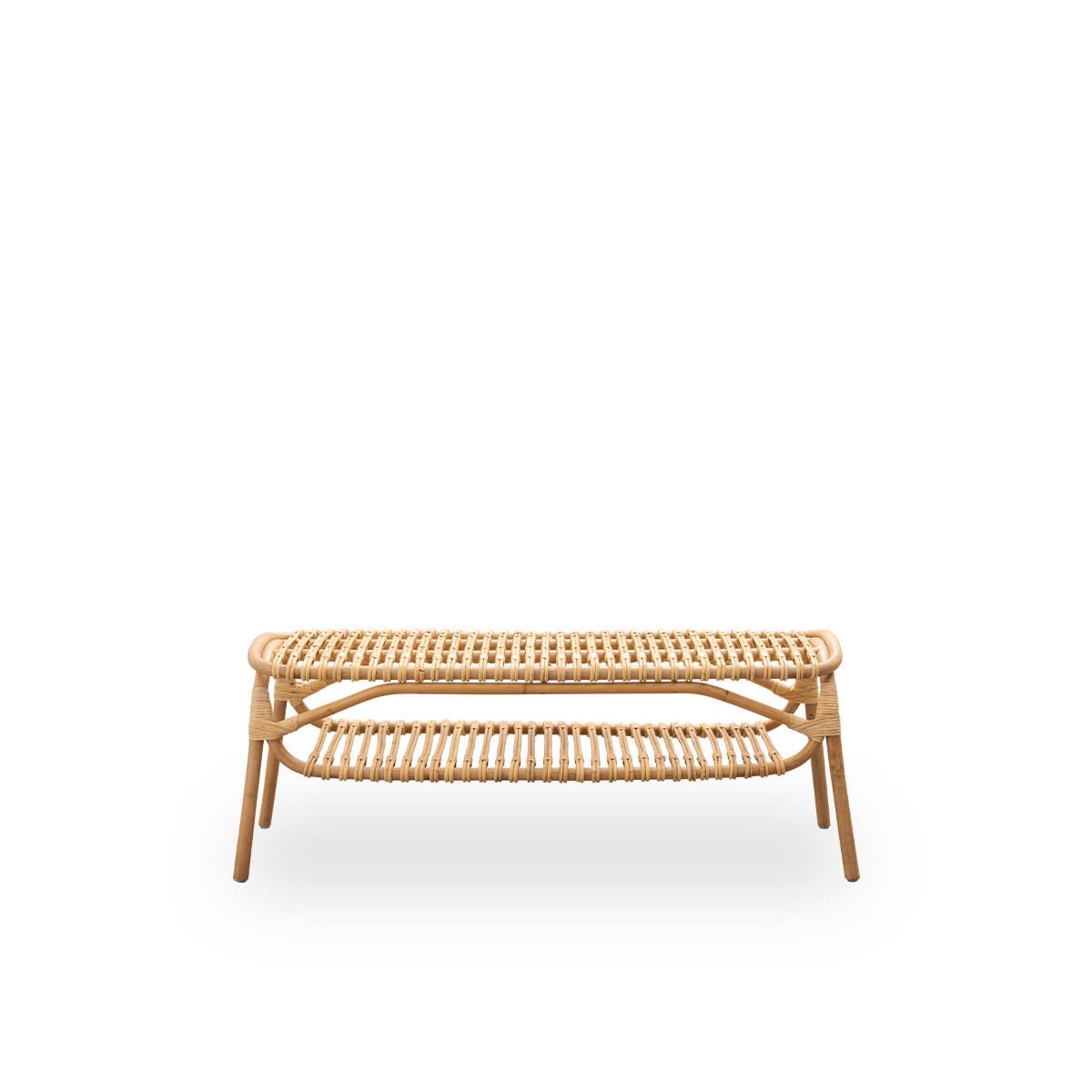Ren front vinkel af Machiya bænk designet af Jin Kuramoto, inspireret af traditionelle japanske Machiya-byhuse.
Håndlavet af indonesisk rattan i høj kvalitet. Længde 120 cm.