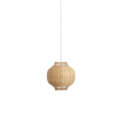 Tomos rattan-lampeskærm designet af Jin Kuramoto. Japan-inspireret lampeskærm håndlavet i rattan med indre stålramme, som giver god vægt og stabilitet.