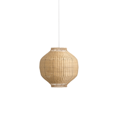 Tomori rattan-lampeskærm designet af Jin Kuramoto. Japan-inspireret lampeskærm håndlavet i rattan med indre stålramme, som giver god vægt og stabilitet.