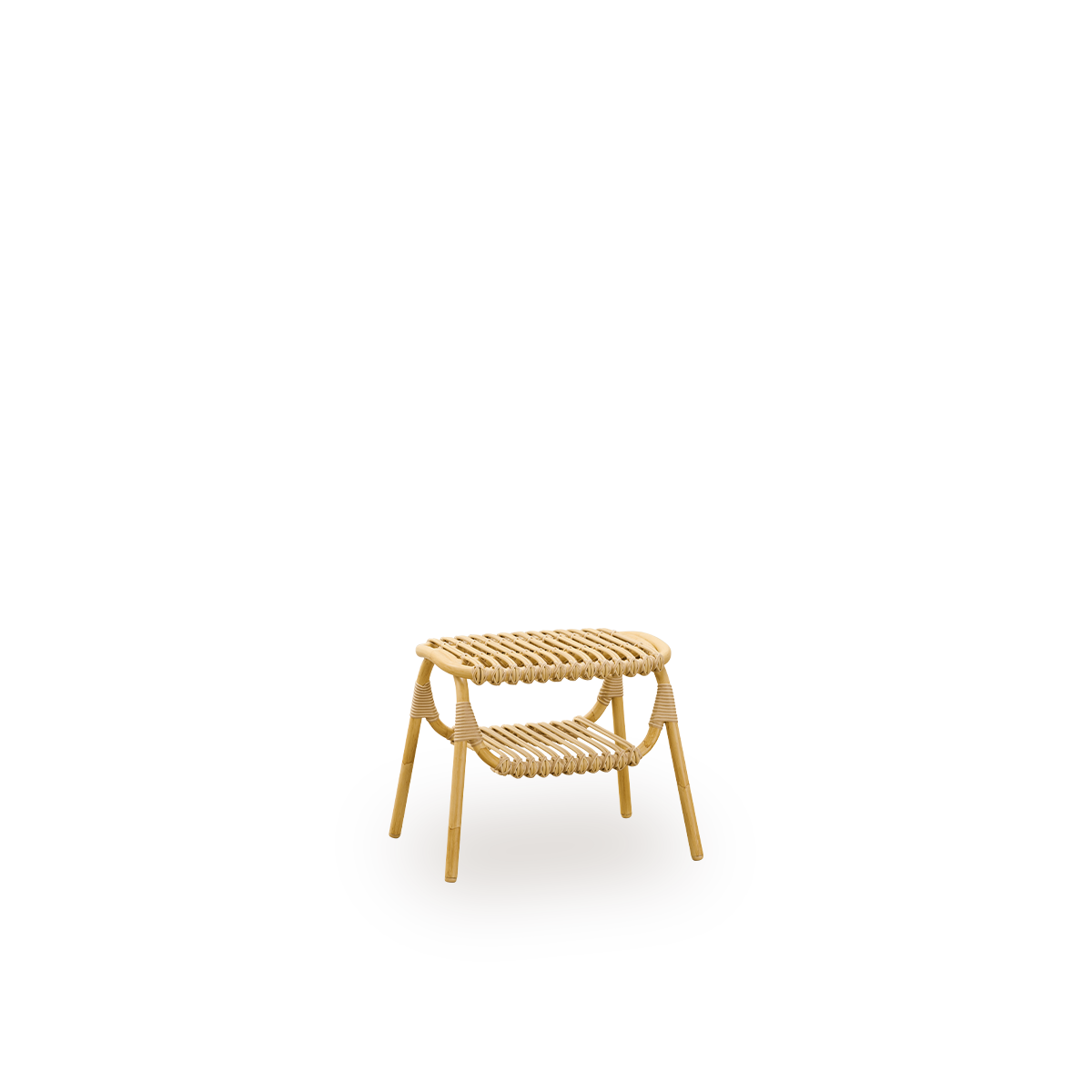 Side view af Machiya udendørs skammel designet af Jin Kuramoto. Aluminiumsramme i håndmalet rattan-look med ArtFibre-omviklinger. Bredde 53 cm.