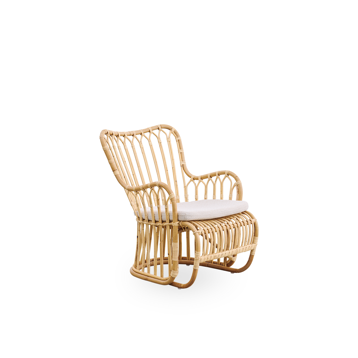 Side view af Tulip loungestol designet af Tove Kindt-Larsen med bløde, organiske linjer. Håndlavet i høj kvalitet Indonesisk rattan.