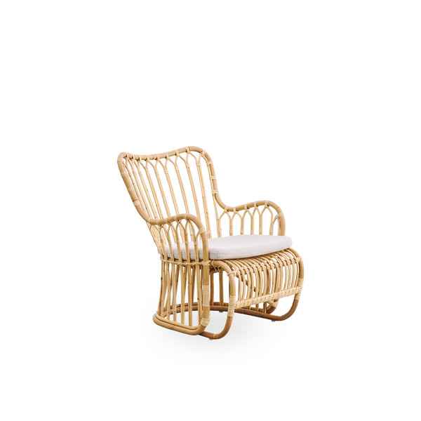 Side view af Tulip loungestol designet af Tove Kindt-Larsen med bløde, organiske linjer. Håndlavet i høj kvalitet Indonesisk rattan.
