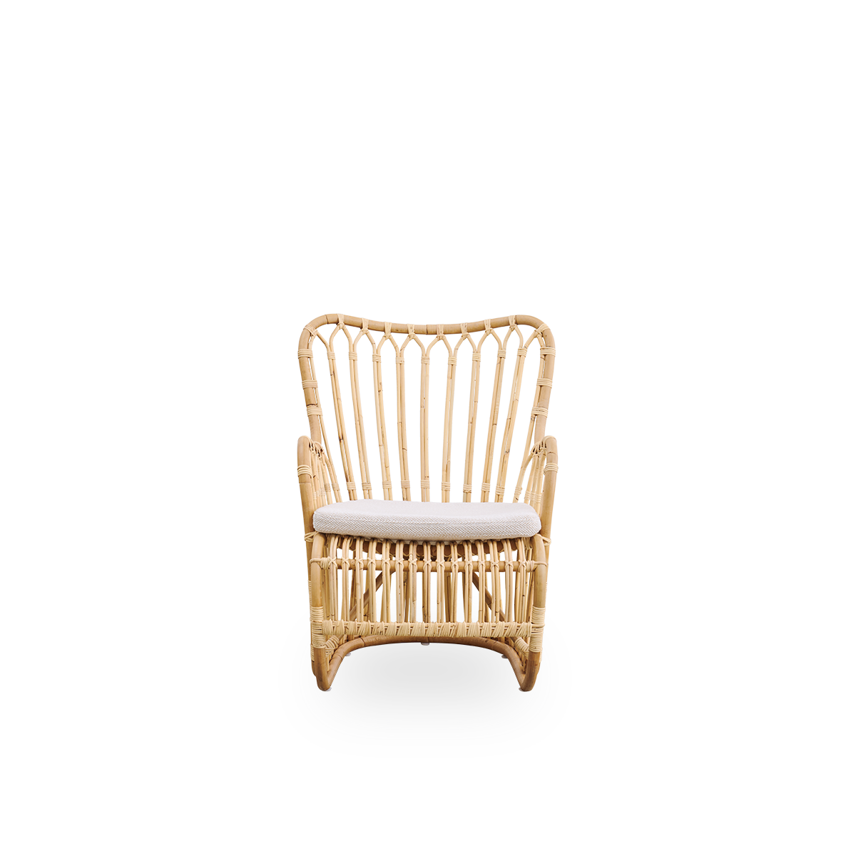 Ren front vinkel af Tulip loungestol designet af Tove Kindt-Larsen med bløde, organiske linjer.
Håndlavet af højkvalitets indonesisk rattan.