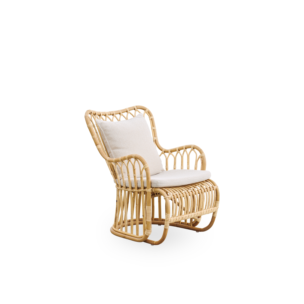 Side view af Tulip loungestol designet af Tove Kindt-Larsen med bløde, organiske linjer. Håndlavet i høj kvalitet Indonesisk rattan.