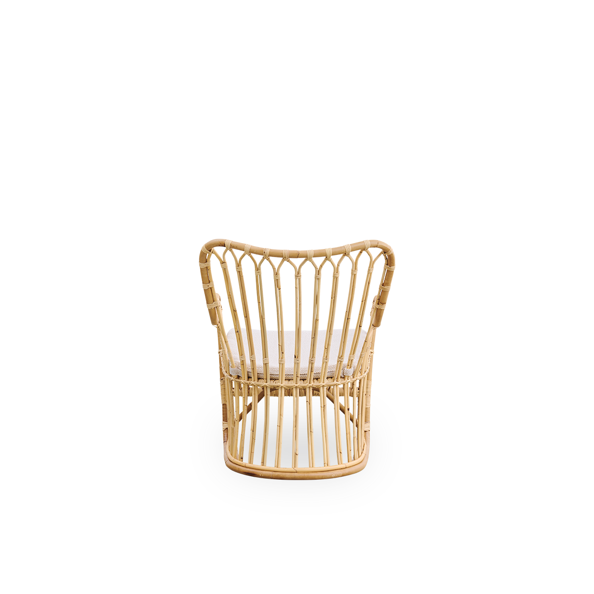 Bagfra vinkel af Tulip loungestol designet af Tove Kindt-Larsen med bløde, organiske linjer. Håndlavet af højkvalitets indonesisk rattan.
