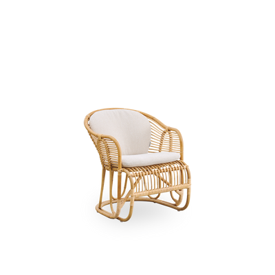 Side view af Swing loungestol designet af Tove Kindt-Larsen. Håndlavet i høj kvalitet Indonesisk rattan og udstyret med sæde- og rygpude.