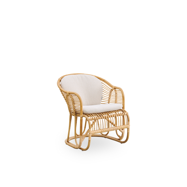 Side view af Swing loungestol designet af Tove Kindt-Larsen. Håndlavet i høj kvalitet Indonesisk rattan og udstyret med sæde- og rygpude.