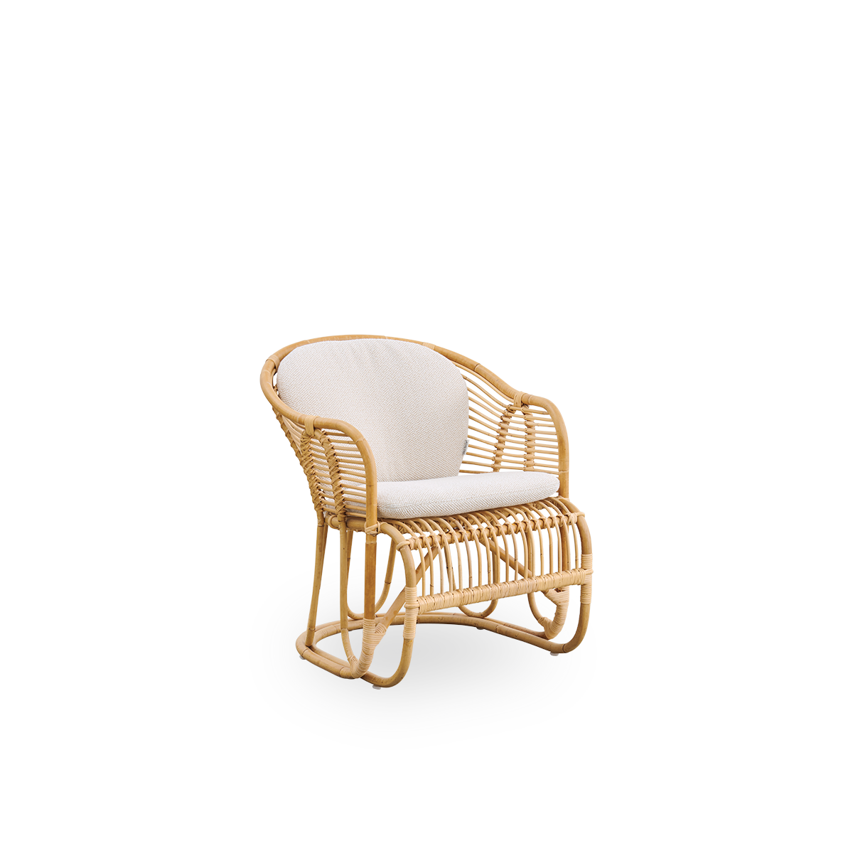 Side view af Swing loungestol designet af Tove Kindt-Larsen. Håndlavet i høj kvalitet Indonesisk rattan og udstyret med sæde- og rygpude.