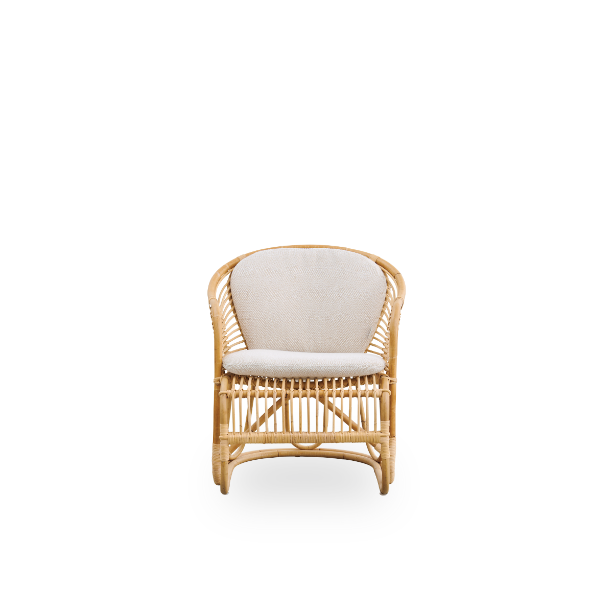 Ren front vinkel af Swing loungestol designet af Tove Kindt-Larsen.
Håndlavet af højkvalitets indonesisk rattan og udstyret med sæde- og ryghynde.