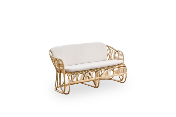 Side view af Swing 2-personers sofa designet af Tove Kindt-Larsen. Håndlavet i høj kvalitet Indonesisk rattan og udstyret med sæde- og rygpuder.
