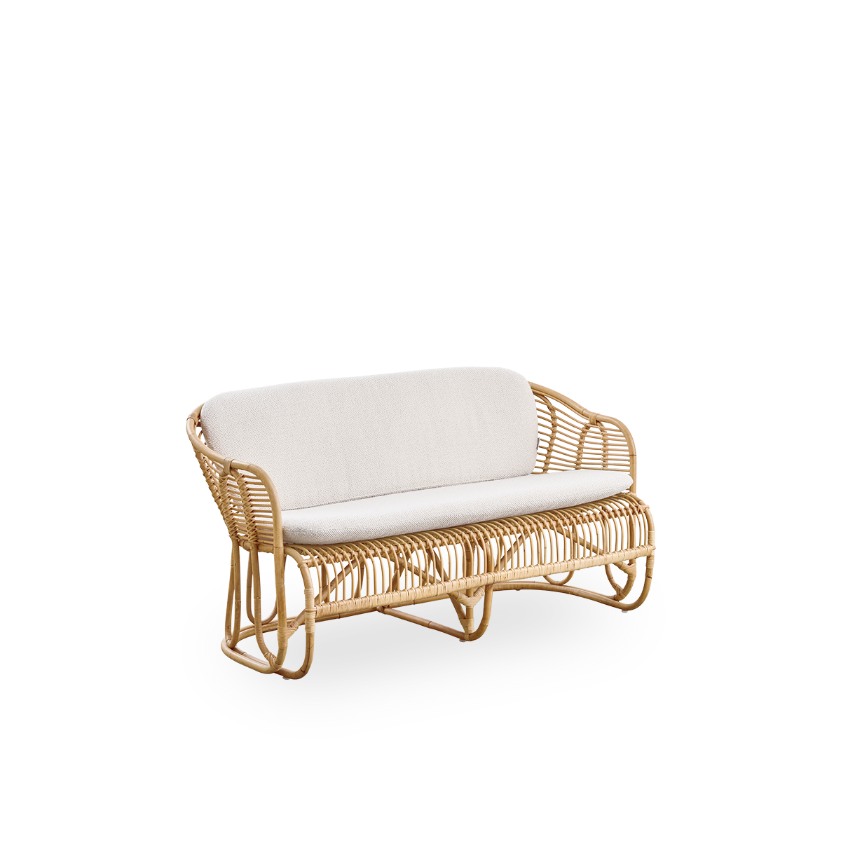 Side view af Swing 2-personers sofa designet af Tove Kindt-Larsen. Håndlavet i høj kvalitet Indonesisk rattan og udstyret med sæde- og rygpuder.