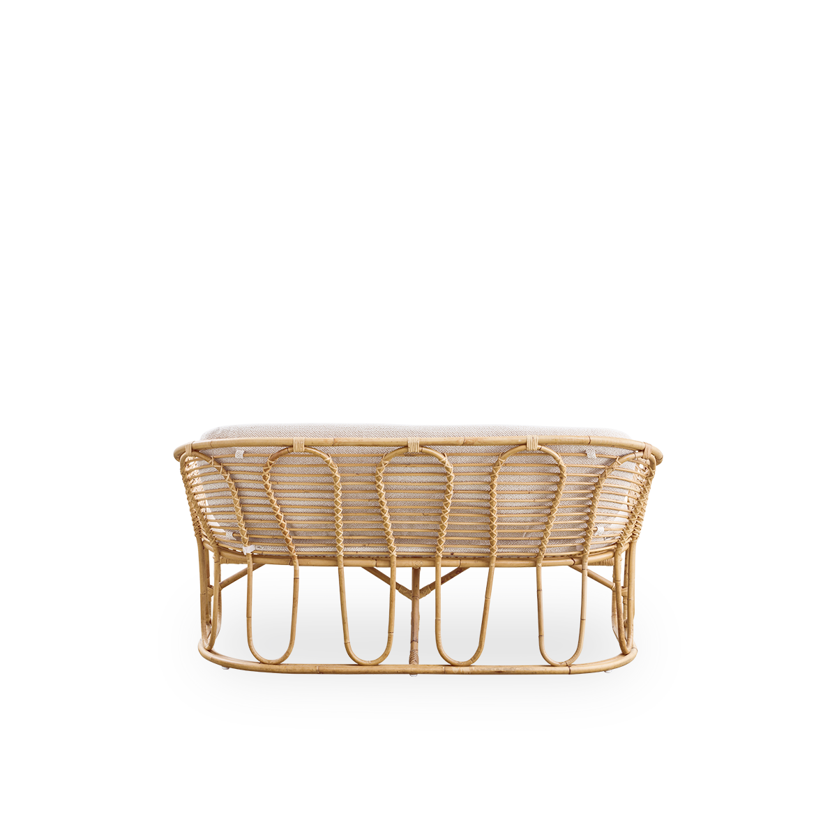 Bagfra vinkel af Swing 2-personers sofa designet af Tove Kindt-Larsen. Håndlavet af højkvalitets indonesisk rattan og udstyret med sæde- og ryghynder.