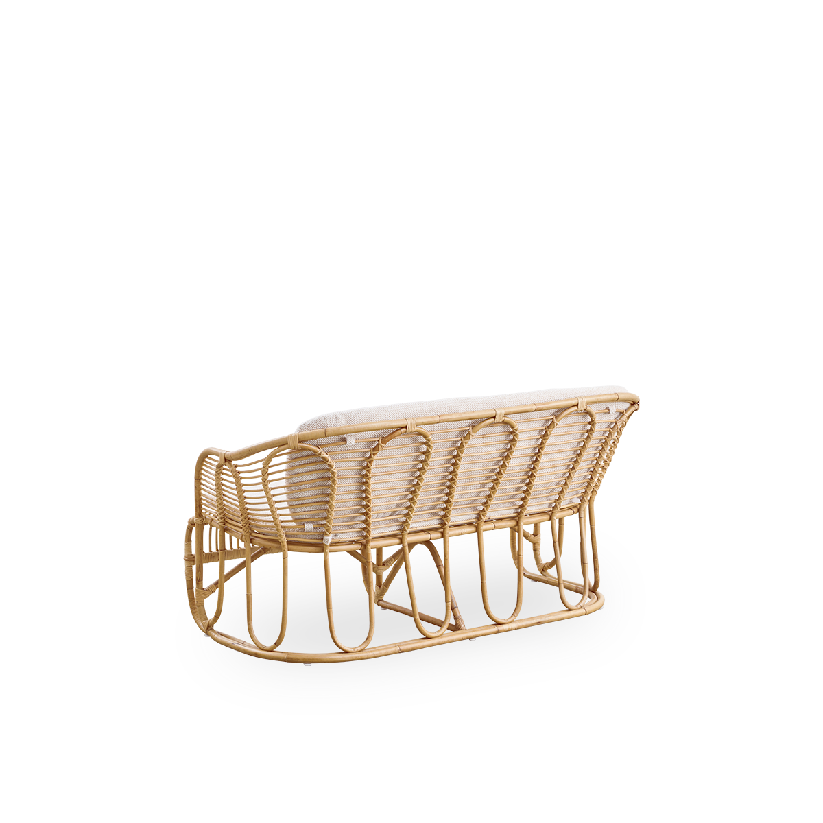 Sidevinkel bagfra af Swing 2-personers sofa designet af Tove Kindt-Larsen.
Håndlavet af højkvalitets indonesisk rattan og udstyret med sæde- og ryglænspude.