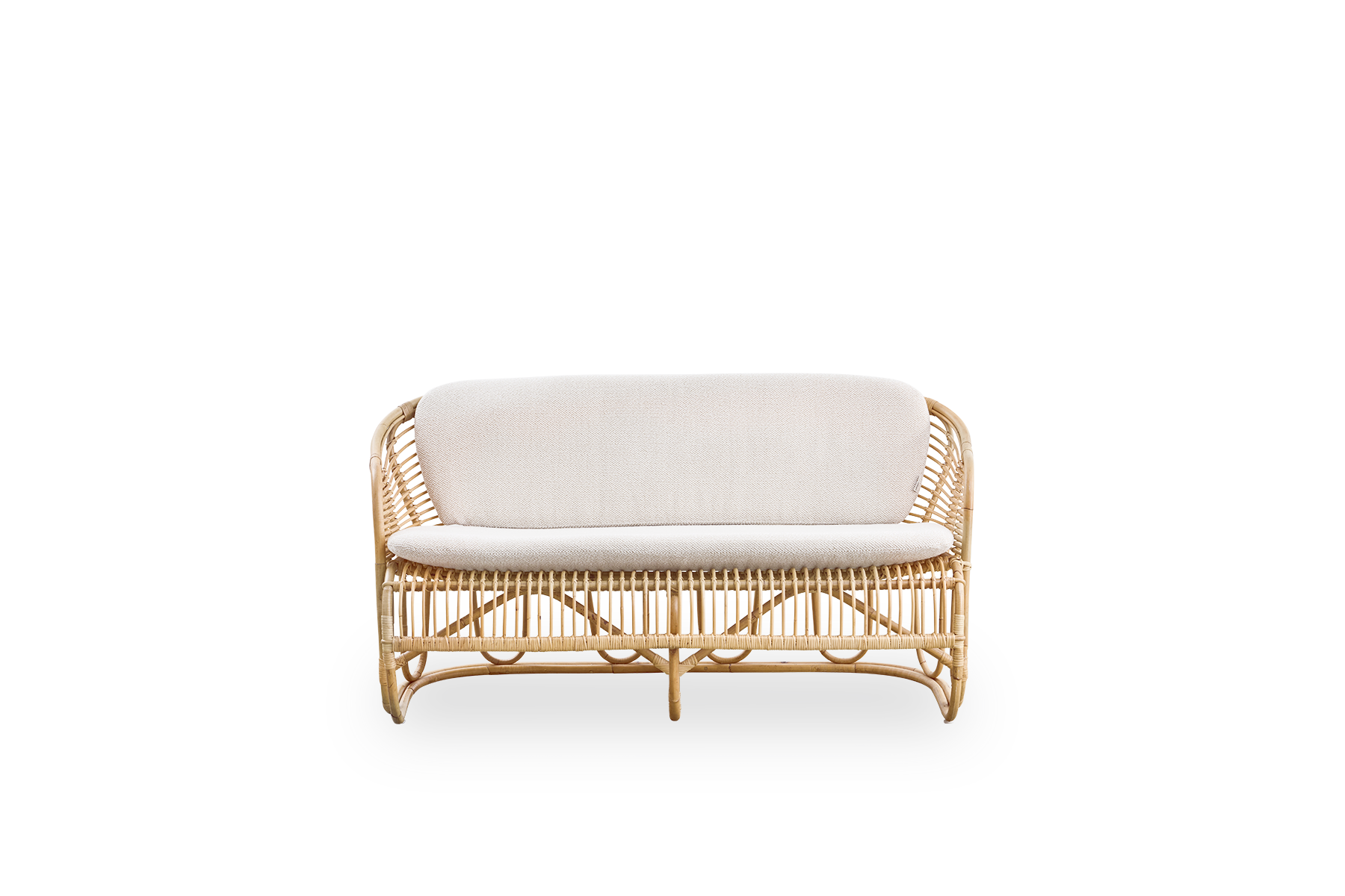 Ren front vinkel af Swing 2-personers sofa designet af Tove Kindt-Larsen.
Håndlavet af højkvalitets indonesisk rattan og udstyret med sæde- og ryghynder.