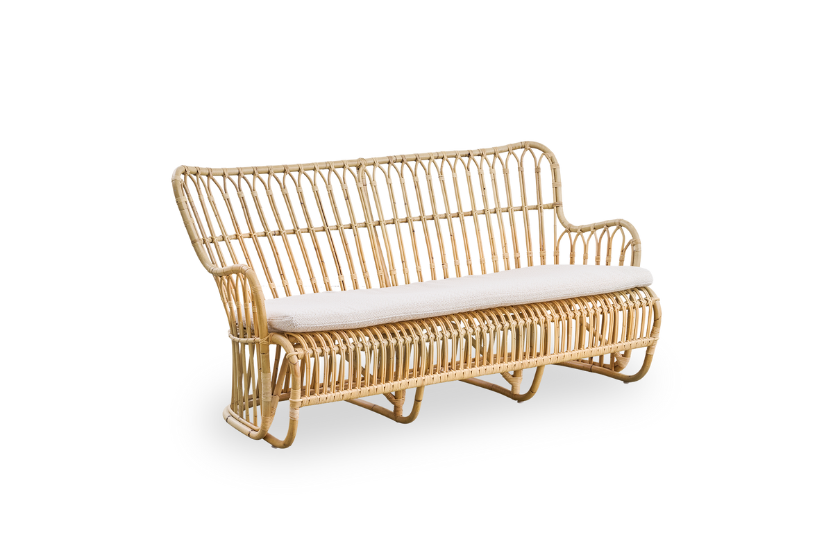 Side view af Tulip kurvestol-sofa designet af Tove Kindt-Larsen med bløde, organiske linjer. Håndlavet i høj kvalitet Indonesisk rattan.