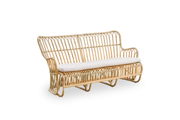 Side view af Tulip kurvestol-sofa designet af Tove Kindt-Larsen med bløde, organiske linjer. Håndlavet i høj kvalitet Indonesisk rattan.