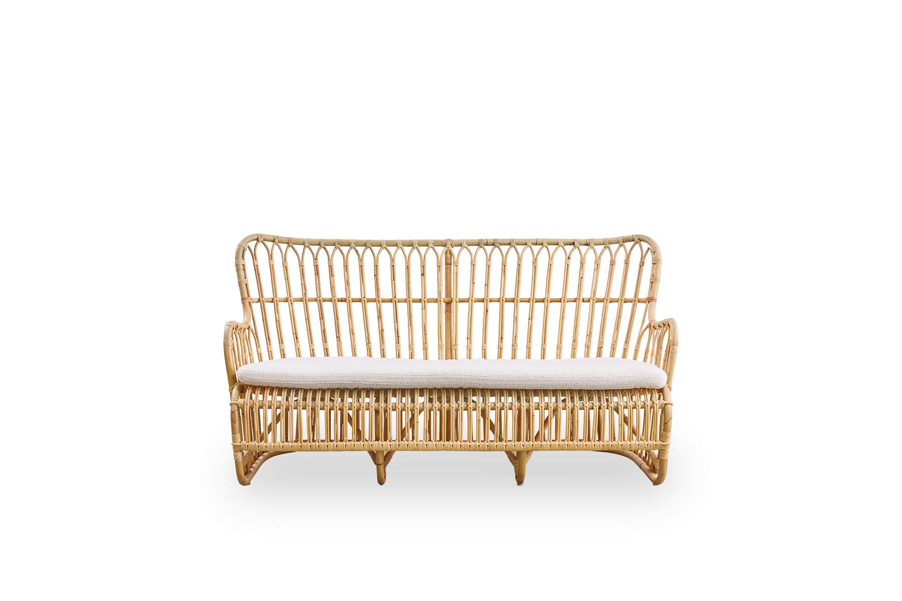 Ren front vinkel af Tulip fletsofa designet af Tove Kindt-Larsen med bløde, organiske linjer.
Håndlavet af højkvalitets indonesisk rattan.