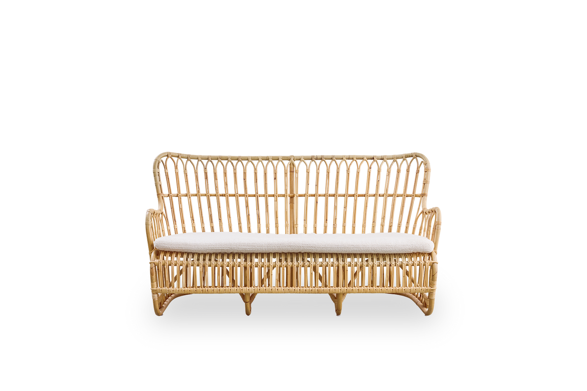 Ren front vinkel af Tulip fletsofa designet af Tove Kindt-Larsen med bløde, organiske linjer.
Håndlavet af højkvalitets indonesisk rattan.