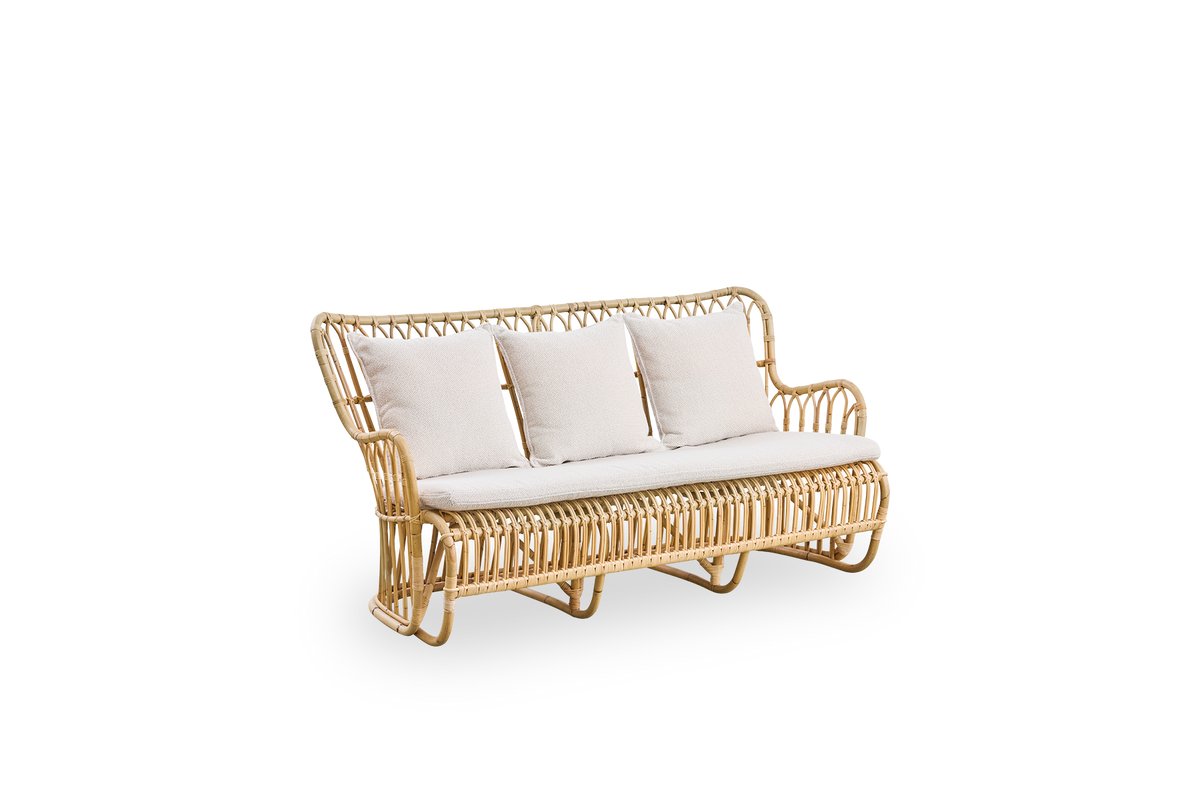 Side view af Tulip kurvestol-sofa designet af Tove Kindt-Larsen med bløde, organiske linjer. Håndlavet i høj kvalitet Indonesisk rattan.
