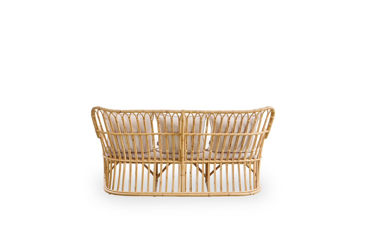 Bagfra vinkel af Tulip kurvesofa designet af Tove Kindt-Larsen med bløde, organiske linjer. Håndlavet af højkvalitets indonesisk rattan.