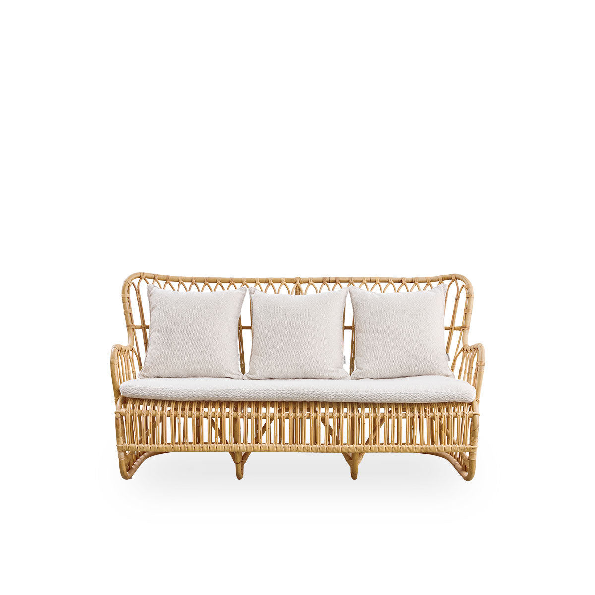 Ren front vinkel af Tulip fletsofa designet af Tove Kindt-Larsen med bløde, organiske linjer.
Håndlavet af højkvalitets indonesisk rattan.