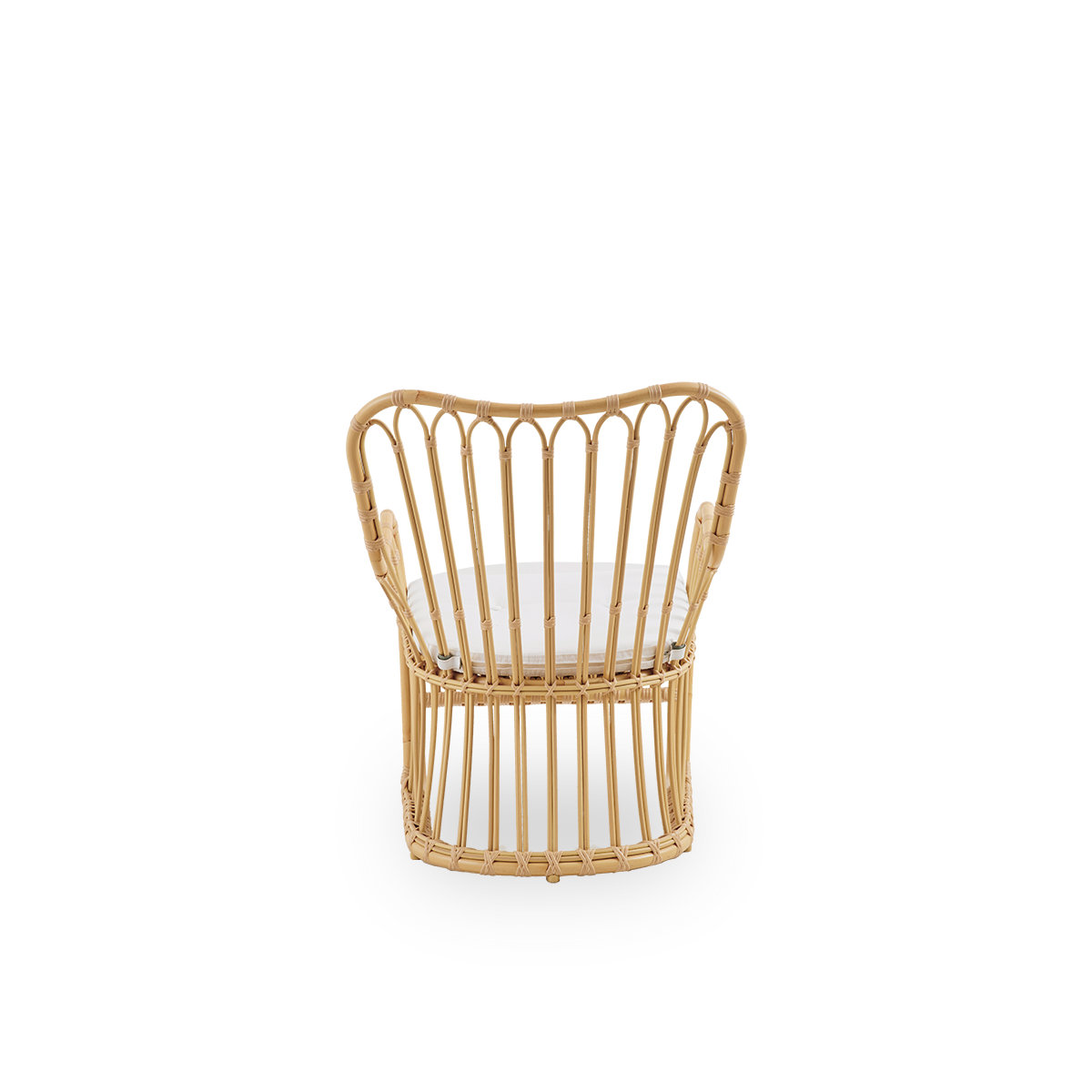 Bagfra vinkel af Tulip udendørs loungestol designet af Tove Kindt-Larsen med bløde, organiske linjer. Aluminiumsramme i rattan-look med ArtFibre-bindinger.