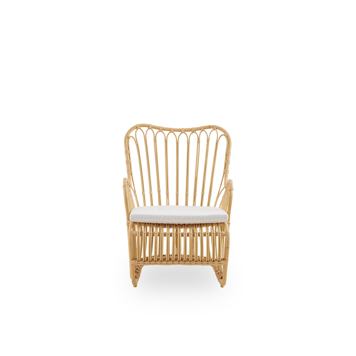 Ren front vinkel af Tulip udendørs loungestol designet af Tove Kindt-Larsen med bløde, organiske linjer.
Aluminiumsstel i rattan-look med ArtFibre-bindinger.