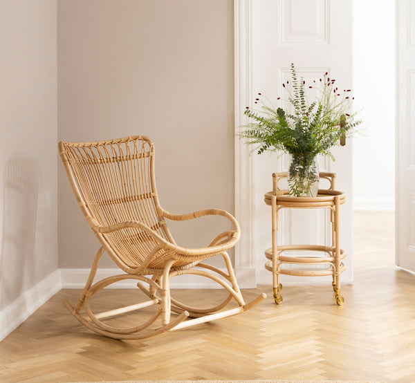 Dette er et livsstilsbillede af Romeo Trolley i natural rattan. Stylet med glas i et hyggeligt hjørne med sildebensgulv.