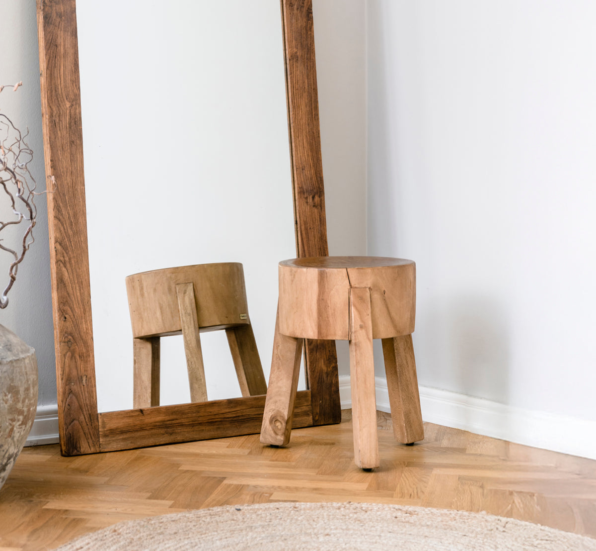 Dette er et livsstilsbillede af Roger Skammel i teak indoor. Placeret ved et træskrivebord med lampe og plante i en lys sildebensgulv-arbejdsstue.