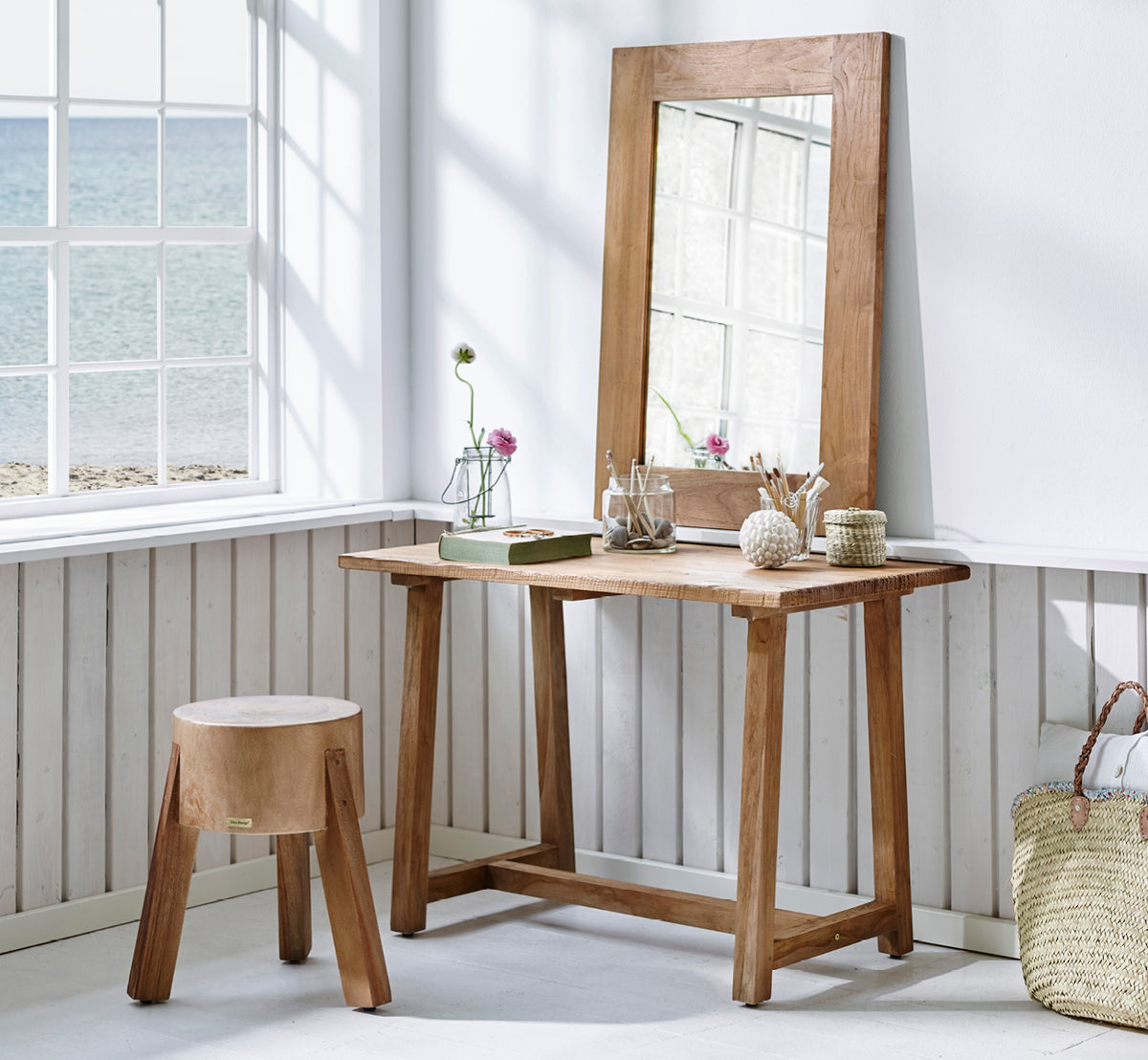 Dette er et livsstilsbillede af Roger Skammel i teak indoor. Placeret ved et træskrivebord med lampe og plante i en lys sildebensgulv-arbejdsstue.