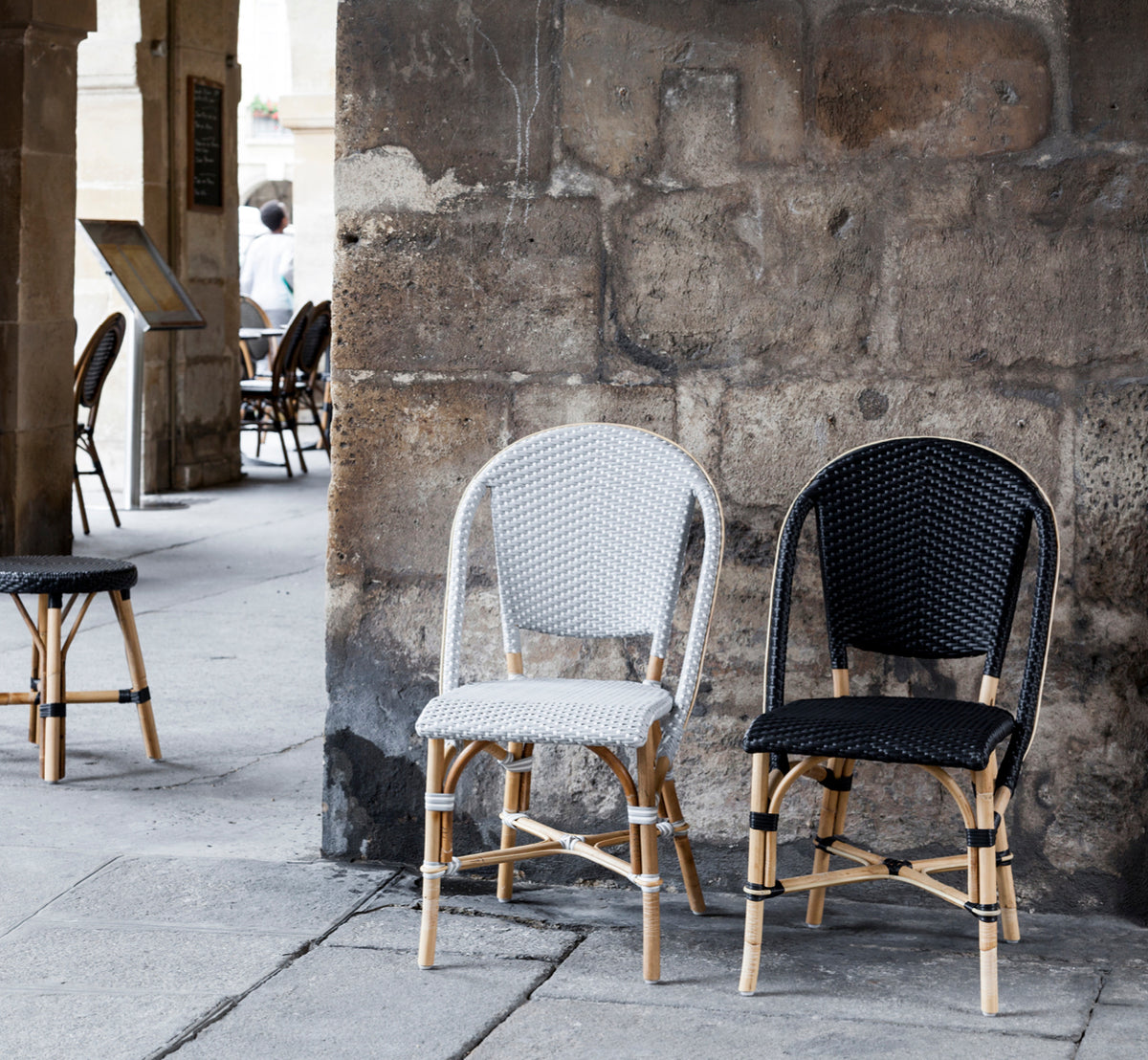 Dette er et livsstilsbillede af Sofie Spisebordsstol i black artfibre skin on rattan frame. Stylet i et lyst interiør.