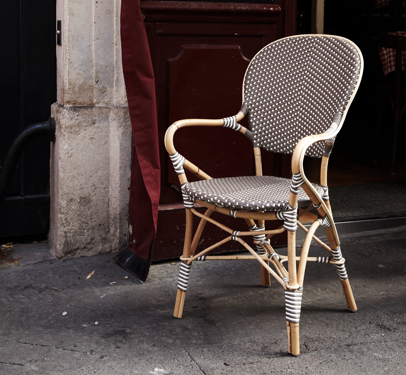 Dette er et livsstilsbillede af Isabell Spisestuelænestol i cappuccino w white dot ArtFibre skin on rattan frame, i et lyst spiseområde med store.