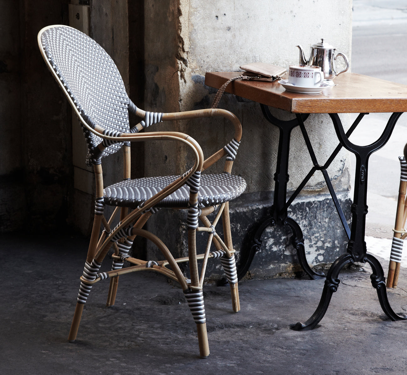 Dette er et livsstilsbillede af Isabell Spisestuelænestol i cappuccino w white dot ArtFibre skin on rattan frame, i et lyst spiseområde med store.