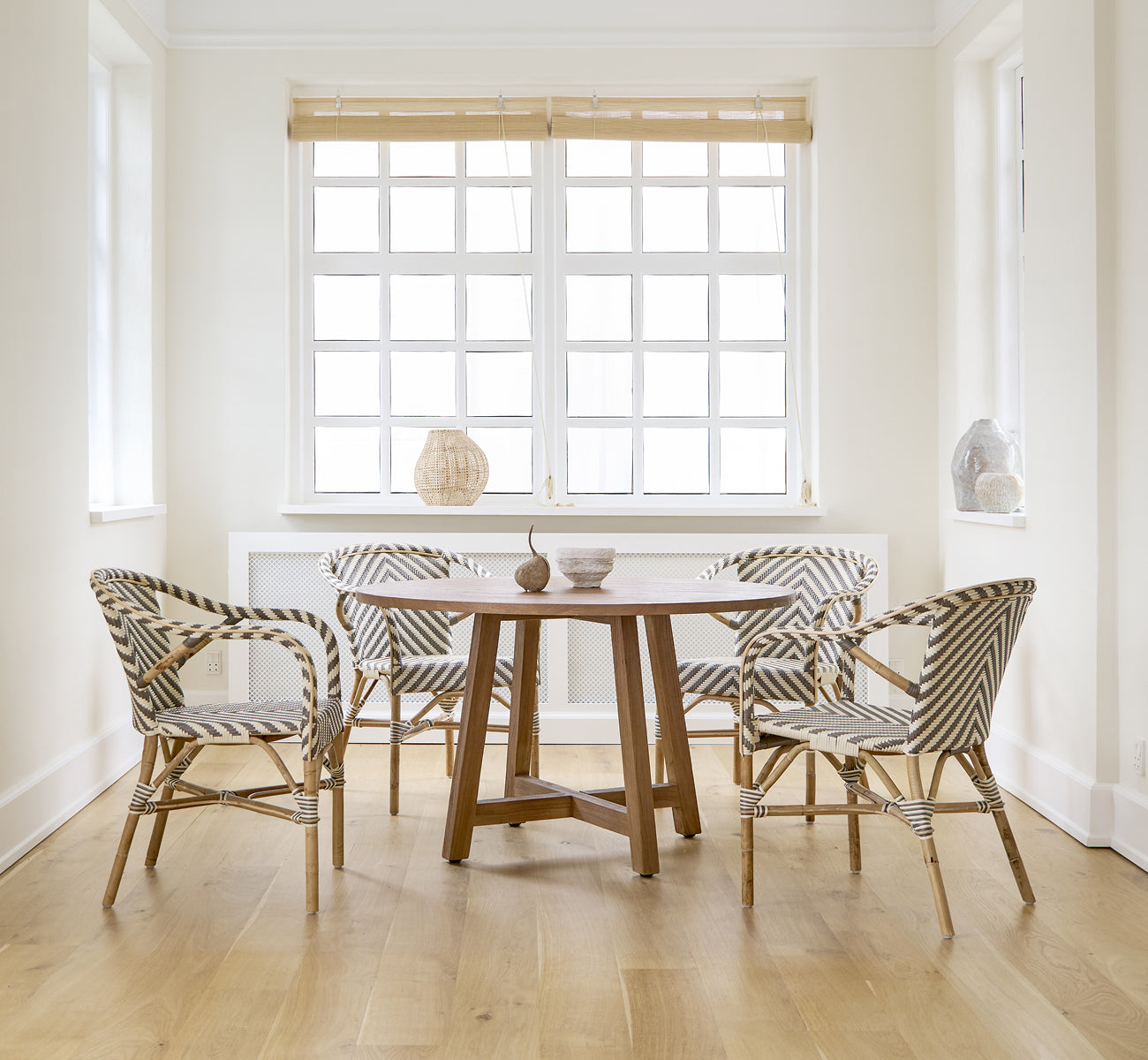 Dette er et livsstilsbillede af Madeleine Spisebordsstol i chevron cappuccino ivory ArtFibre skin on rattan frame. Hvid spisestue med egegulv.