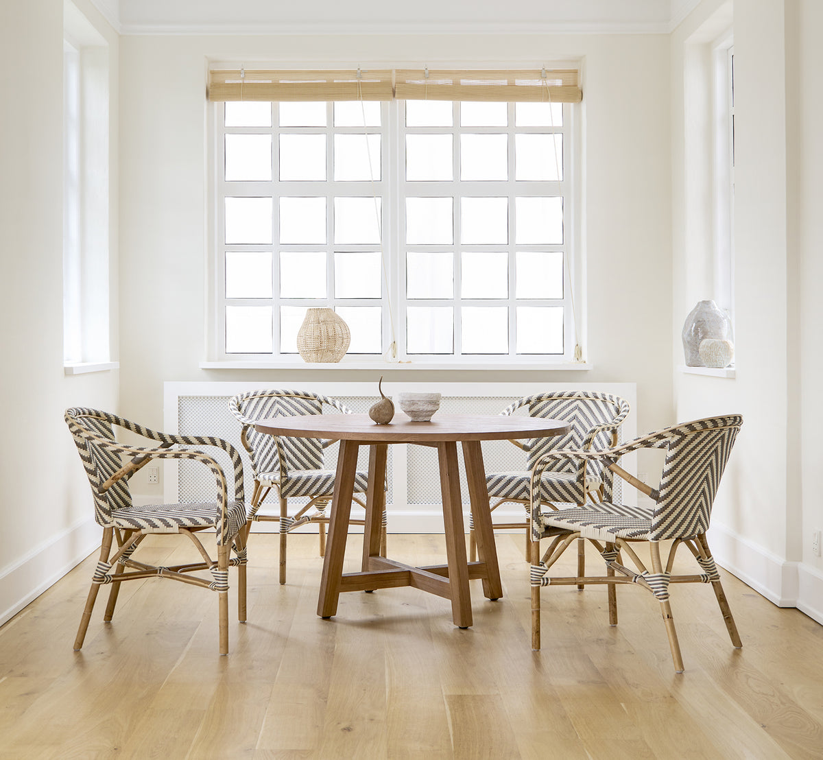 Dette er et livsstilsbillede af Madeleine Spisebordsstol i chevron cappuccino ivory ArtFibre skin on rattan frame. Hvid spisestue med egegulv.