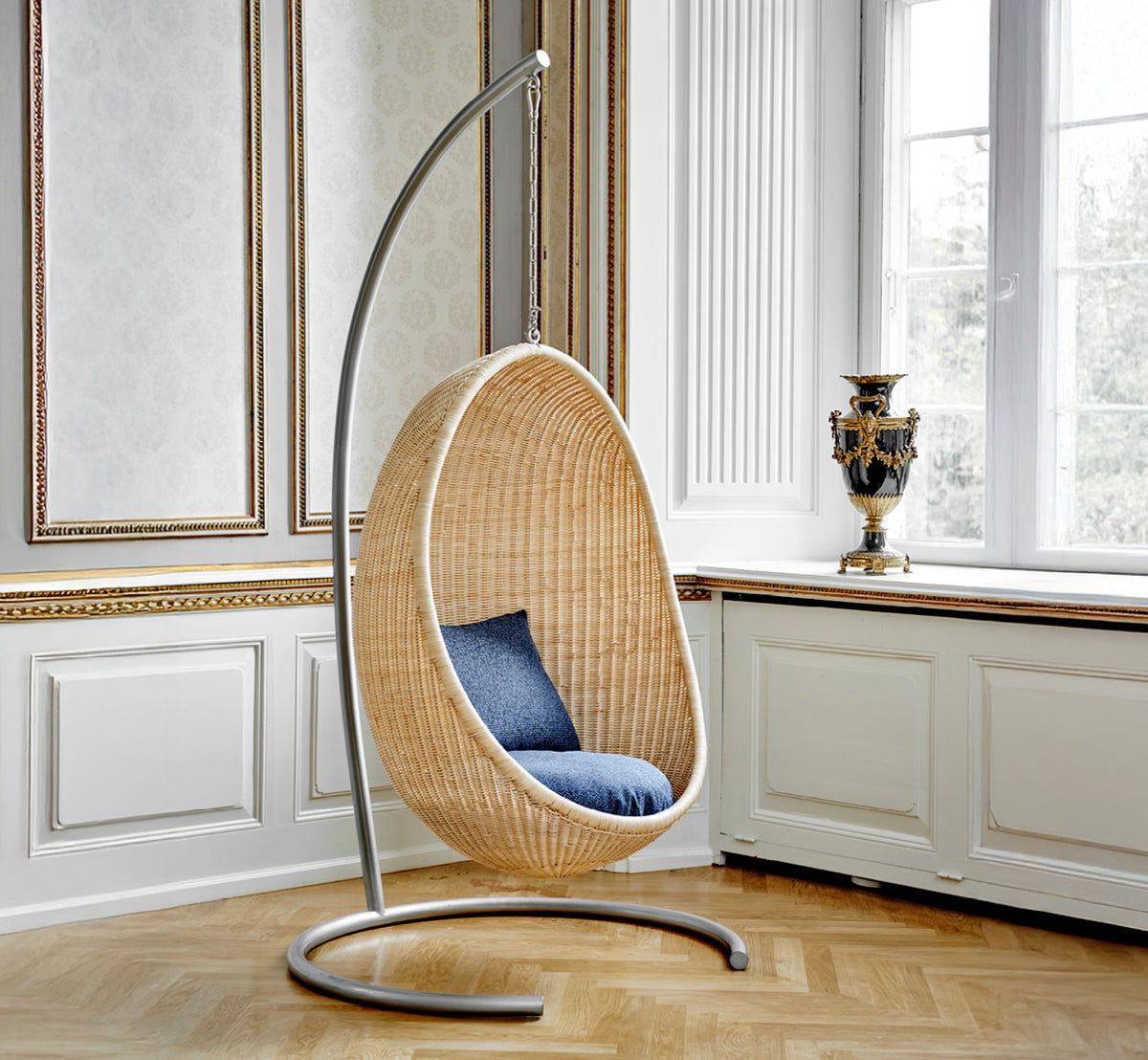 Dette er et livsstilsbillede af Stand Hængeæg-stol i metal stand, i et elegant klassisk interiør med forseggjorte forgyldte stukdetaljer.