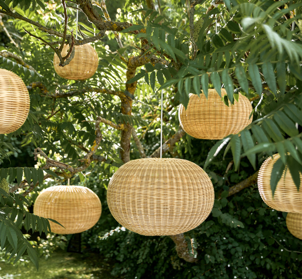 Dette er et livsstilsbillede af Tangelo Exterior Lampshade Ø24 cm | Extra Small i natural core weave artfibre & aluminium.