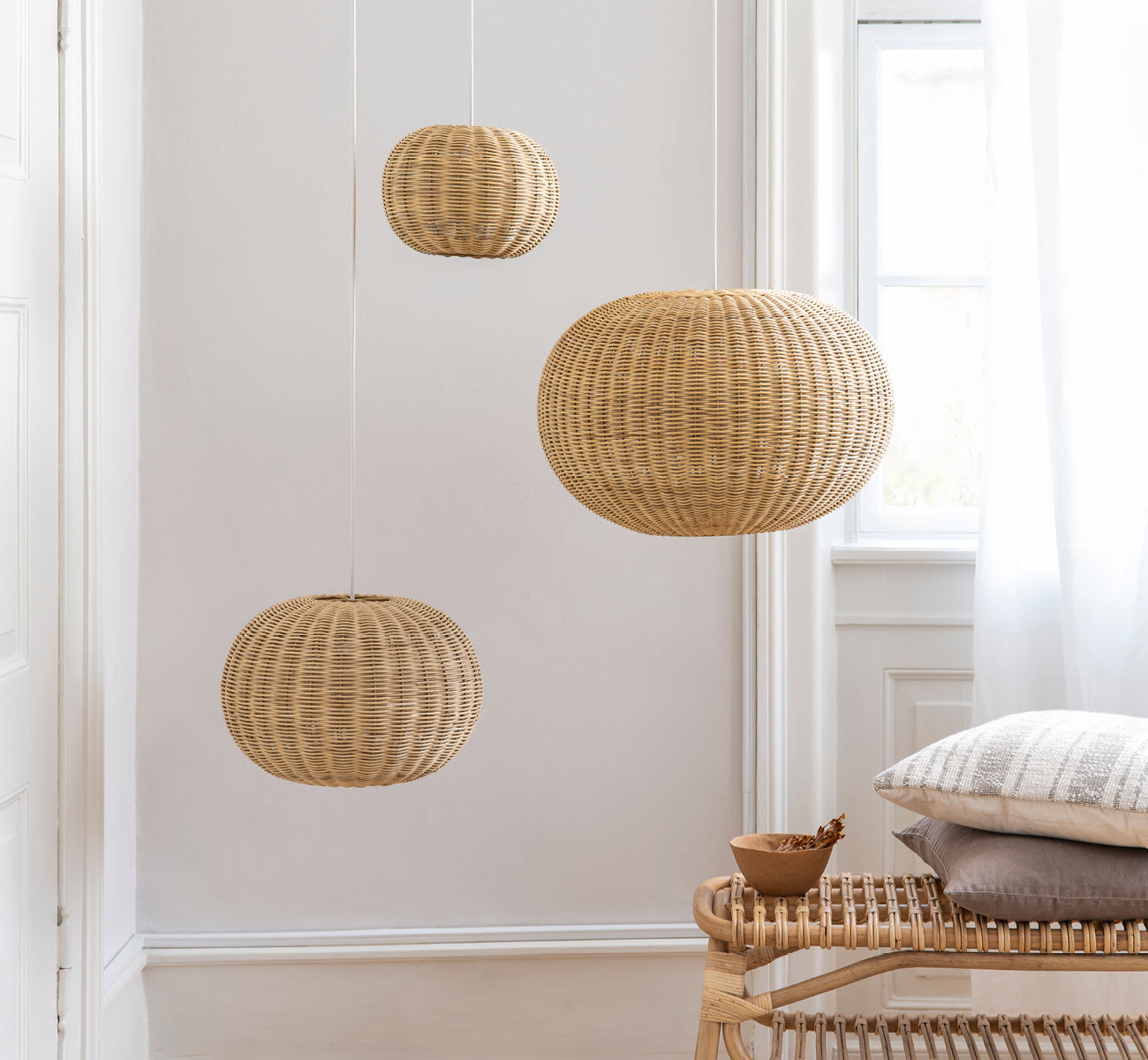 Dette er et livsstilsbillede af Tangelo Lampshade Ø24 cm | Extra Small i natural rattan. Stylet i et lyst interiør.